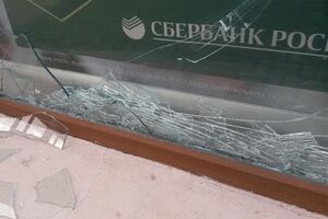 В отделении разбиты три окна