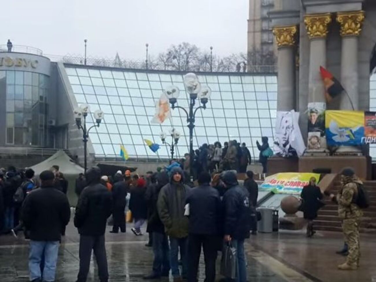 Митингующие собрались у последней палатки, которую коммунальщики еще не убрали, и не собираются ее отдавать