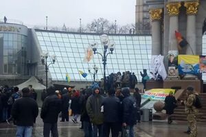 Митингующие собрались у последней палатки, которую коммунальщики еще не убрали, и не собираются ее отдавать