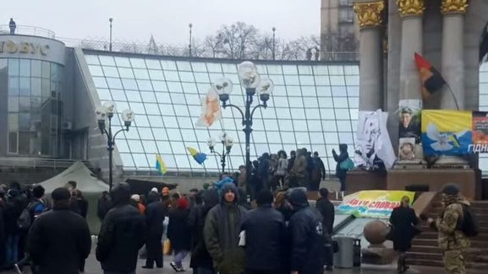 Митингующие собрались у последней палатки, которую коммунальщики еще не убрали, и не собираются ее отдавать