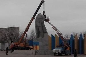 Памятник Ленину, который стоял в центре Лисичанска, после демонтажа перенесут в городской музей