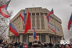 Пророссийские активисты возле здания Крымского парламента в Симферополе. 27 февраля 2014 г.