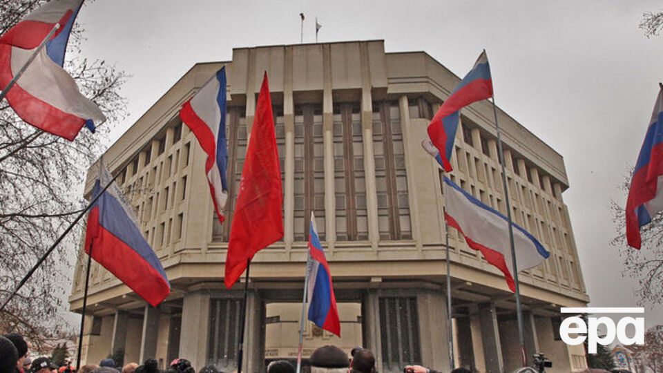 Пророссийские активисты возле здания Крымского парламента в Симферополе. 27 февраля 2014 г.