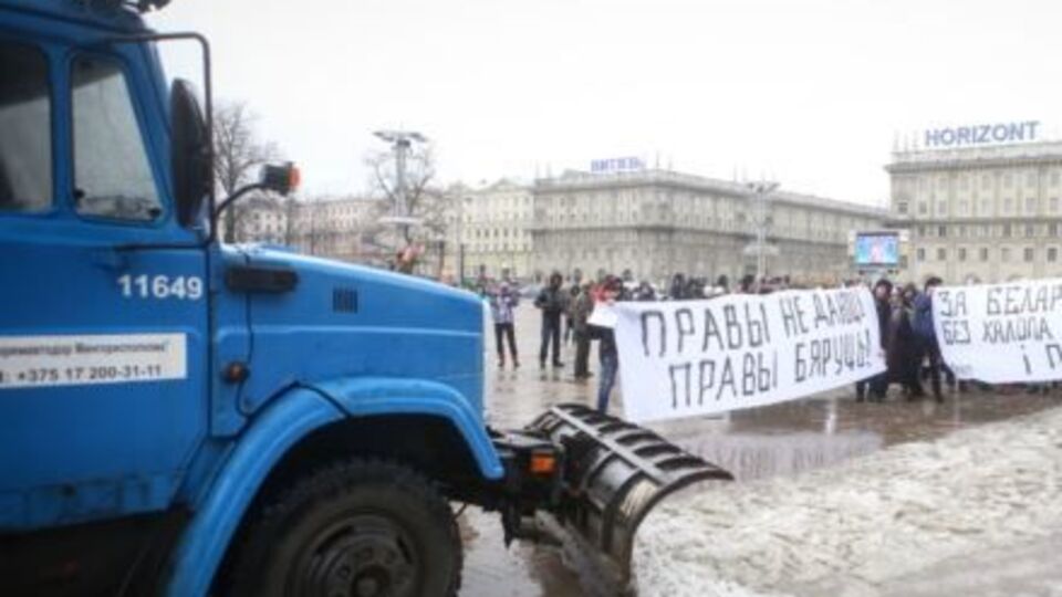 В ходе проведения митинга в Минске к месту событий прибыли 10 снегоуборочных машин, хотя на улицах снега не было, шумно ездили по площади и пытались разогнать толпу