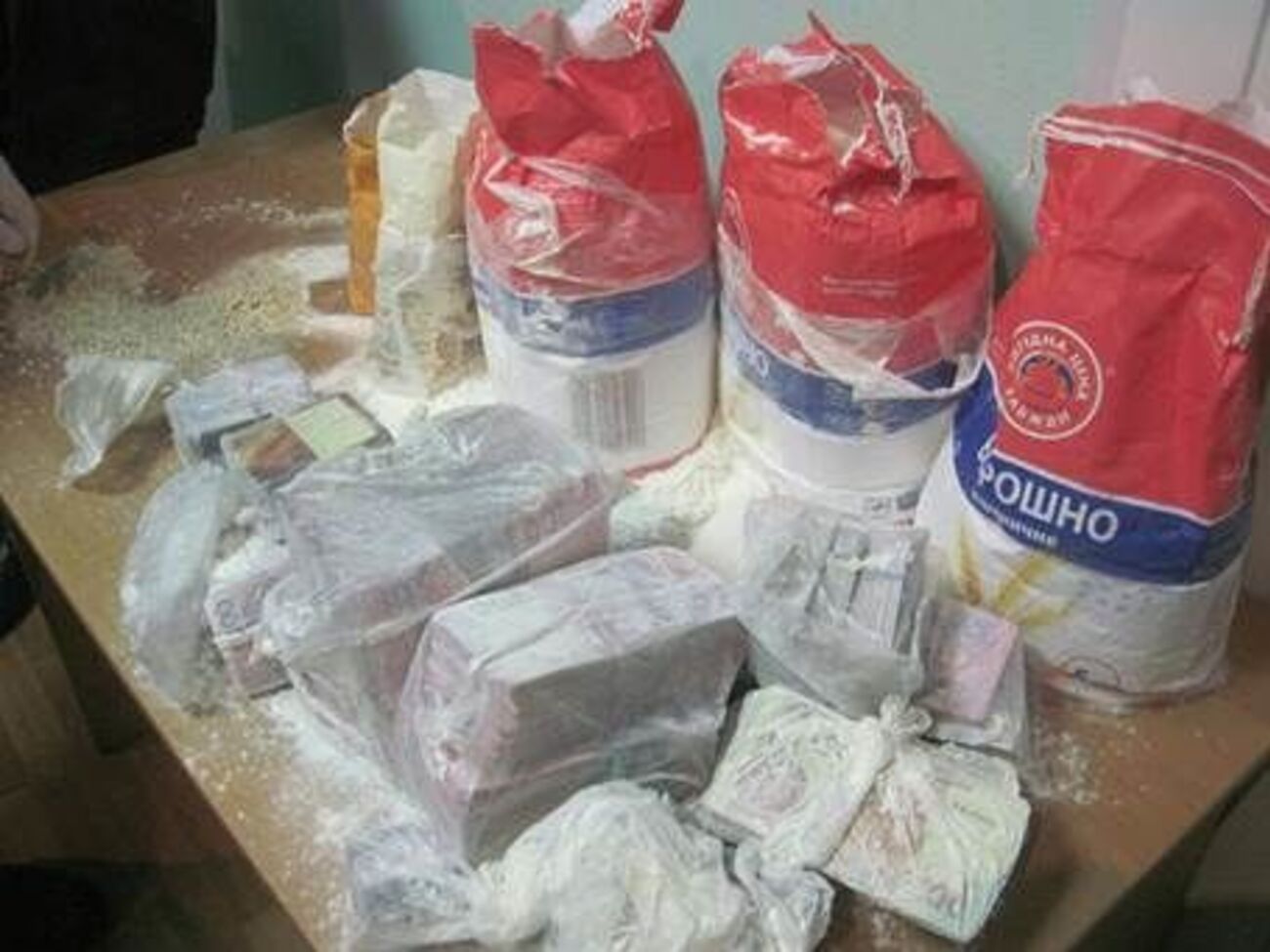 Деньги и карточки были спрятаны в пачках муки