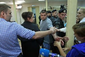 Навальный и Офицеров в Кировском суде