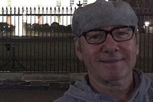 Спейси: Я человек из народа. Даже мне время от времени хочется сделать селфи возле моего дома. Добро пожаловать на мой Instagram