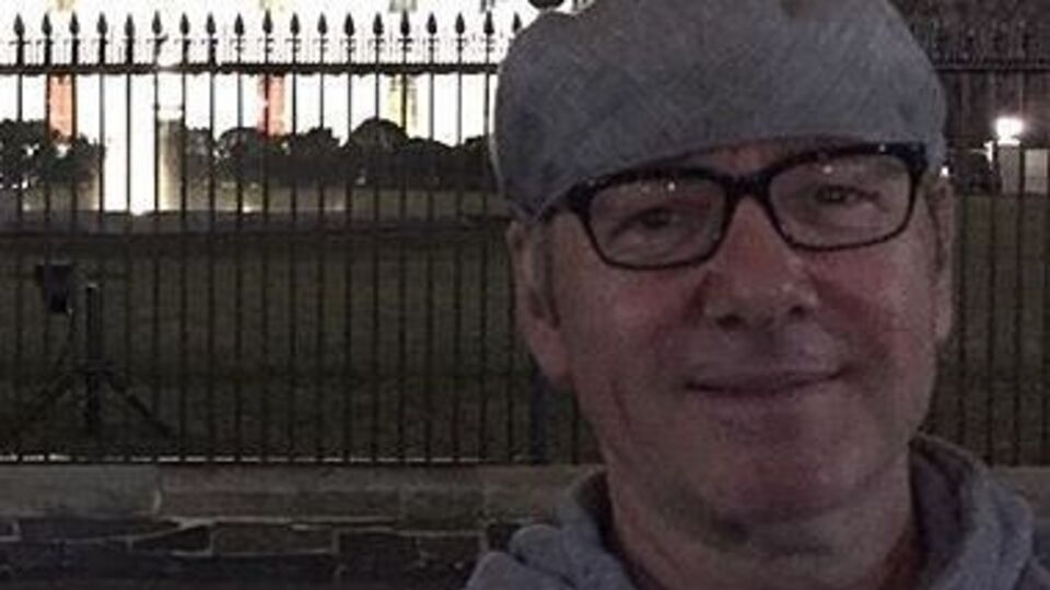 Спейси: Я человек из народа. Даже мне время от времени хочется сделать селфи возле моего дома. Добро пожаловать на мой Instagram