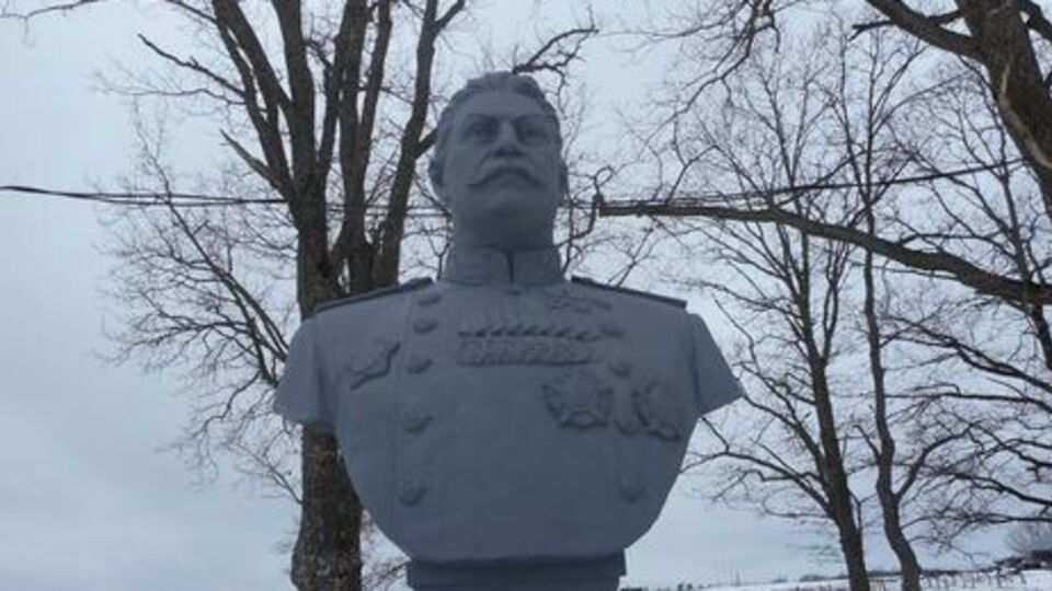 Шлосберг требует демонтировать памятник