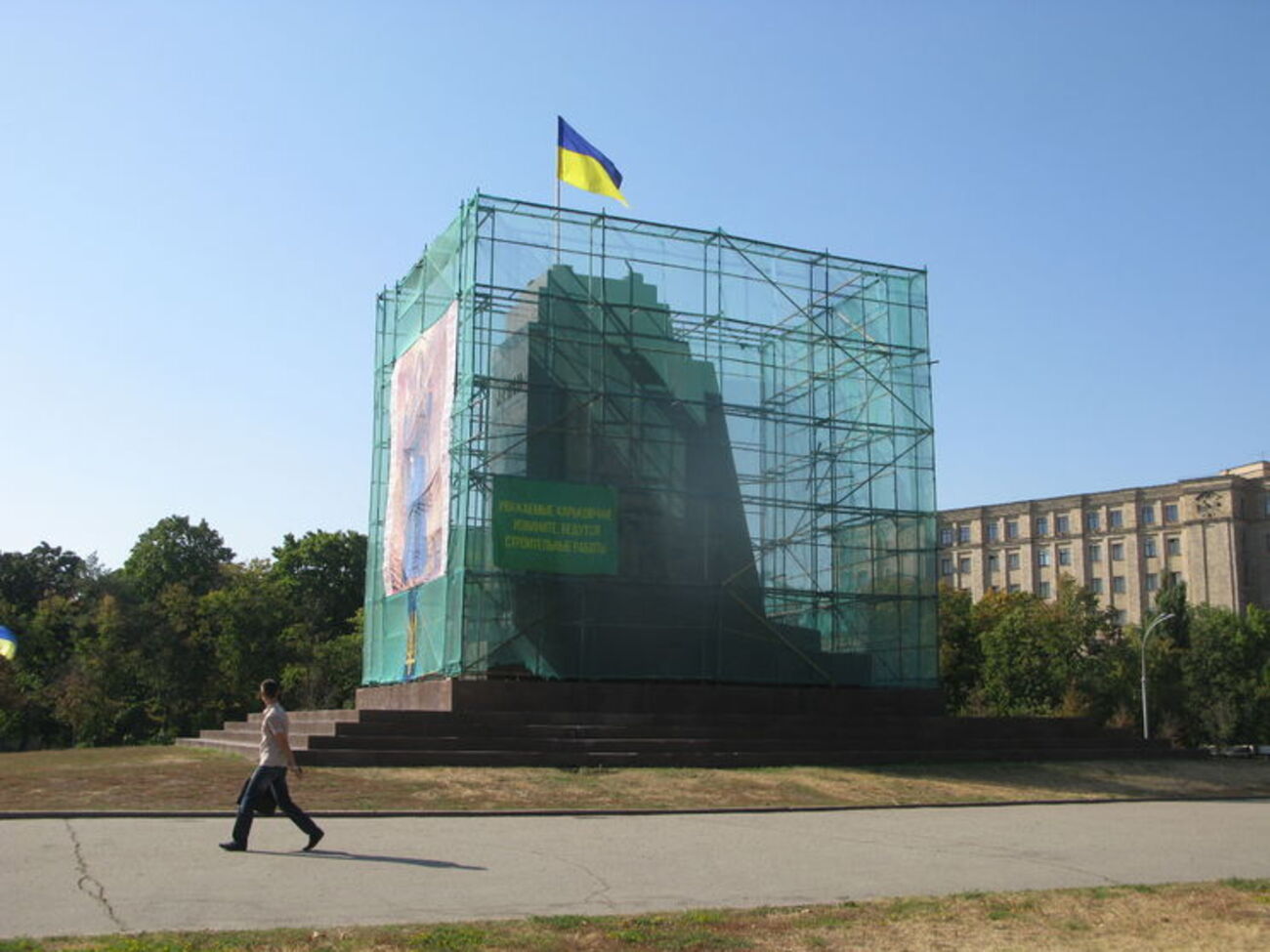 Сам памятник активисты снесли 28 сентября 2014 года