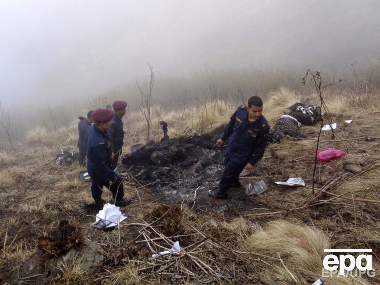 Горящие обломки самолета найдены в лесном массиве на склонах