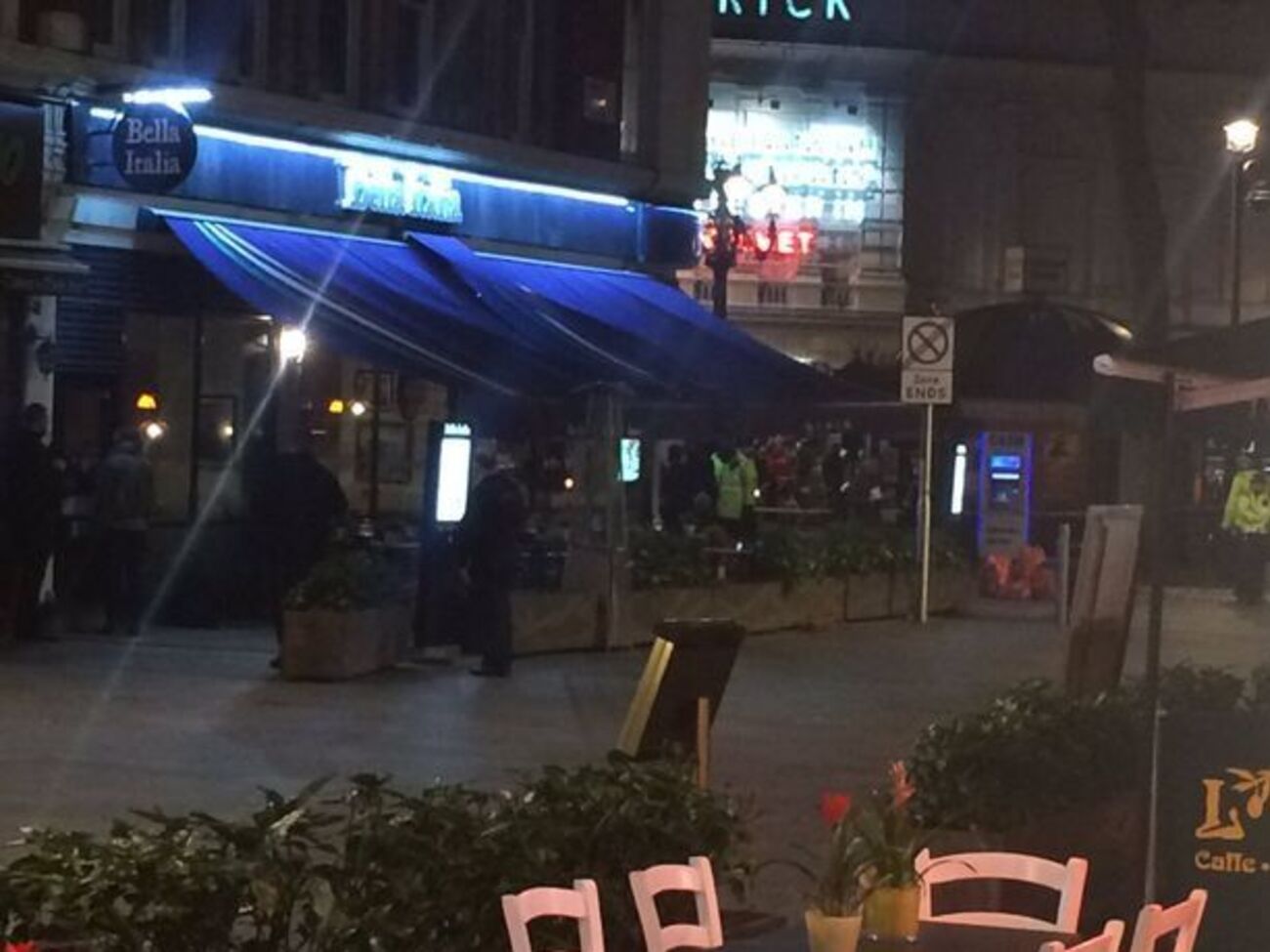 Так выглядит улица у ресторана, где захвачены заложники