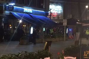 Так выглядит улица у ресторана, где захвачены заложники