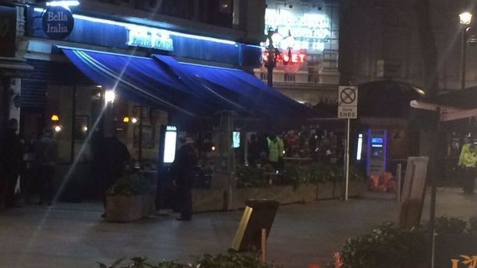 Так выглядит улица у ресторана, где захвачены заложники