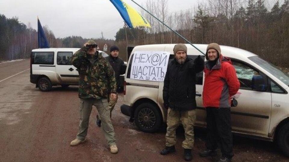 Активисты блокады поджидают российский транспорт
