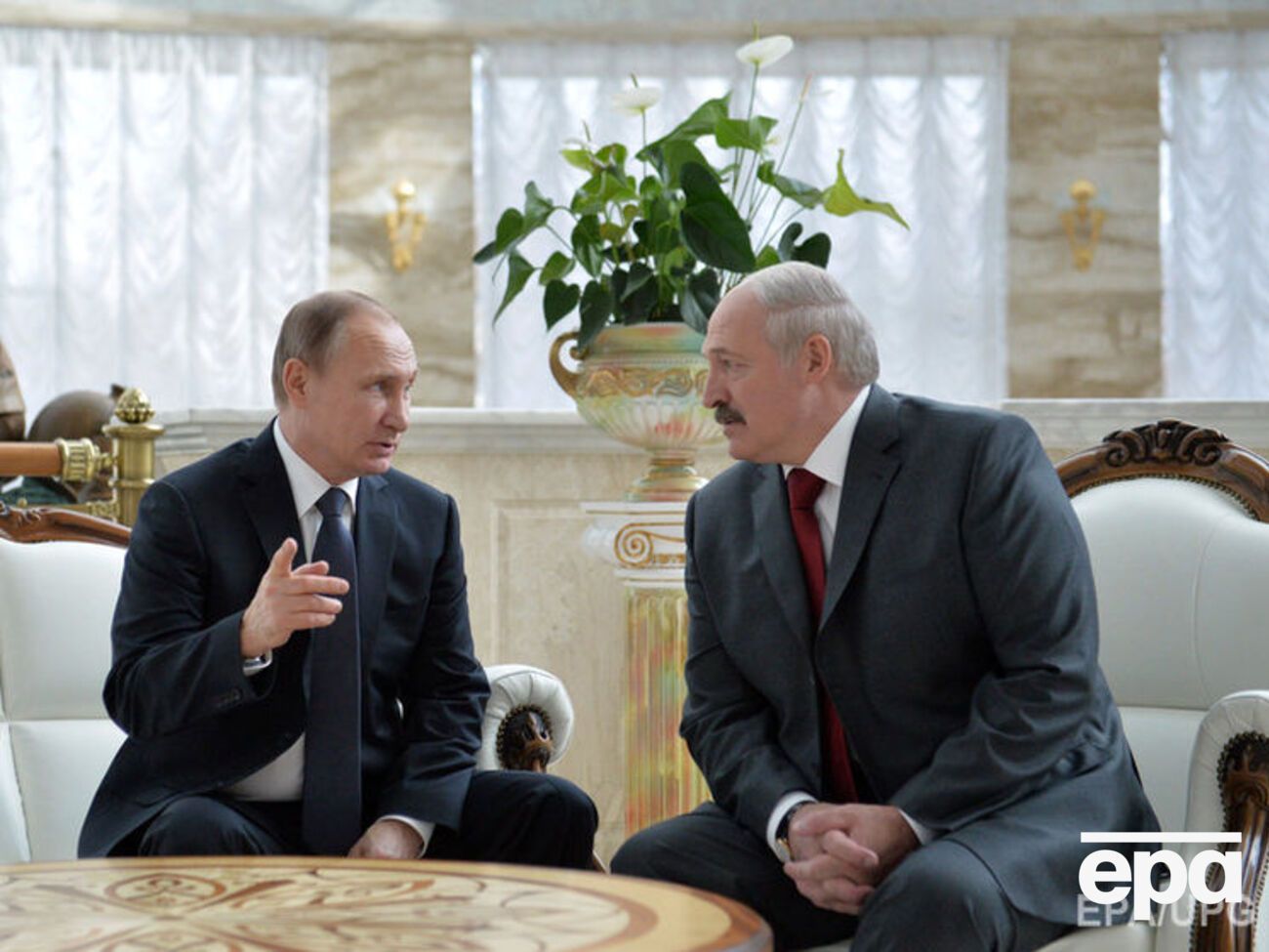 Путин отшутился, что все деньги у Медведева