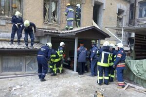 Трое людей, оказавшихся под завалами, спасены