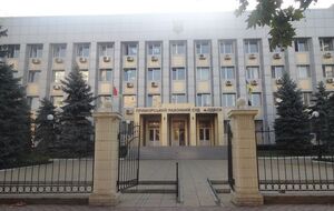 Суд арестовал 99,6% акций завода, принадлежащих кипрской компании Empson Limited, конечным бенефициаром которой является Сергей Курченко