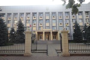 Суд арестовал 99,6% акций завода, принадлежащих кипрской компании Empson Limited, конечным бенефициаром которой является Сергей Курченко