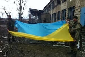 Украинские военные возле школы в Широкино, которую занимали боевики