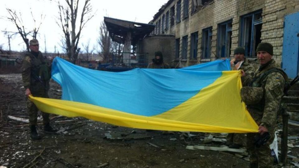 Украинские военные возле школы в Широкино, которую занимали боевики