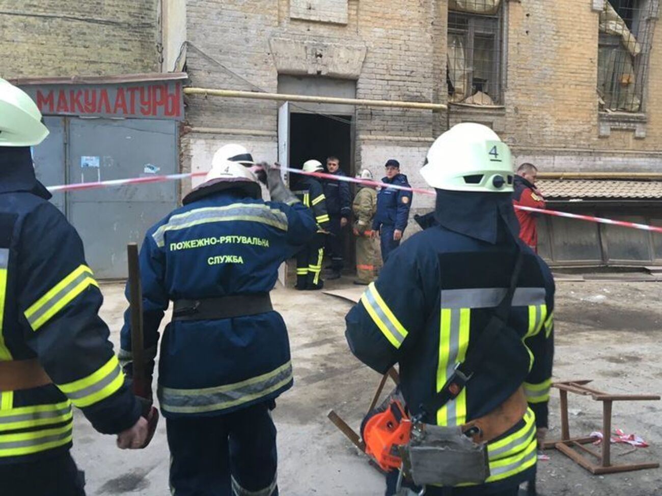 Спасатели продолжают искать людей под завалами