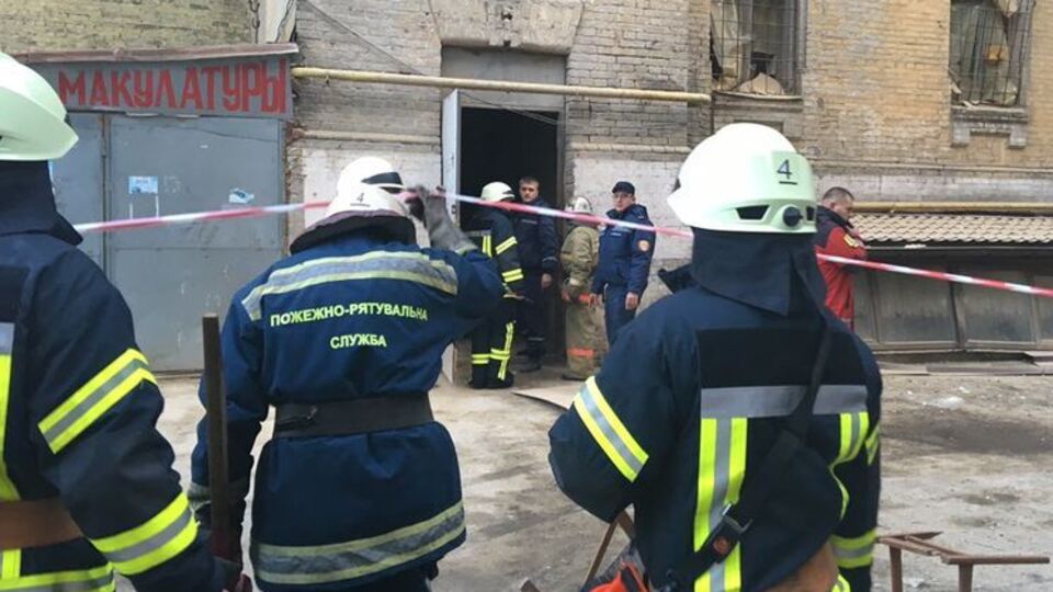 Спасатели продолжают искать людей под завалами