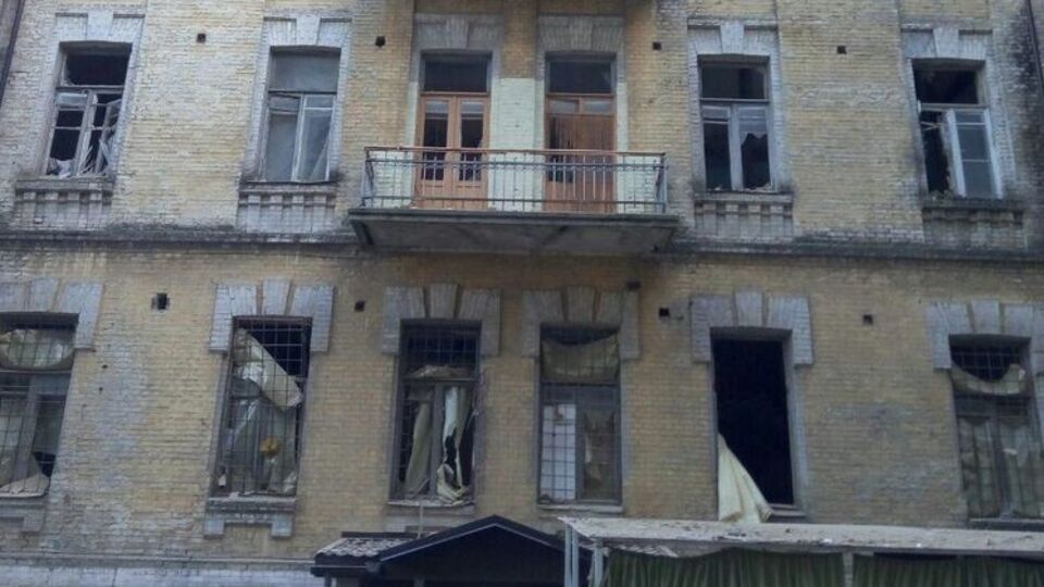 Под завалами продолжают искать живых и погибших строителей