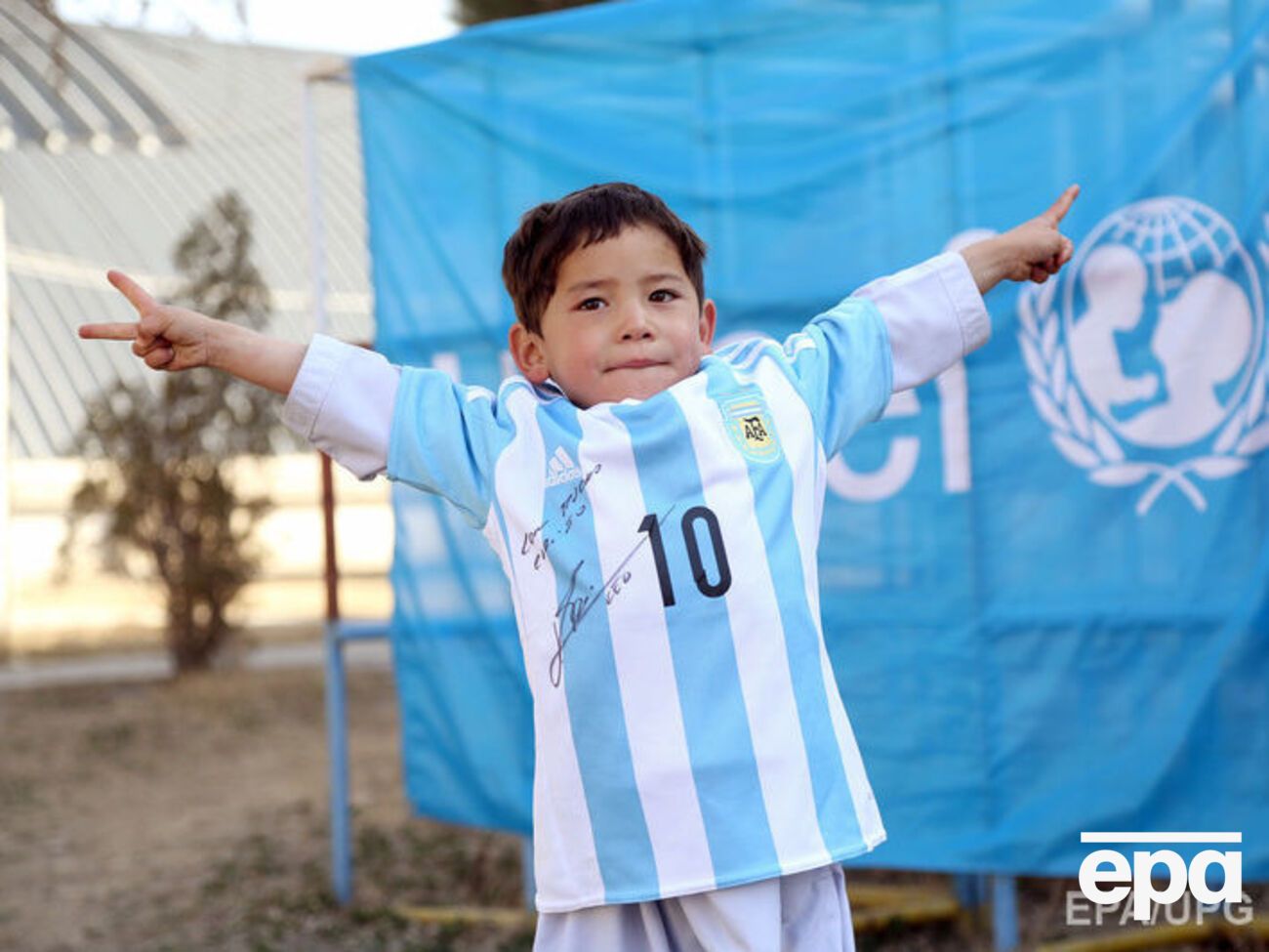 Маленький фанат Месси получил от него две настоящие футболки с автографами