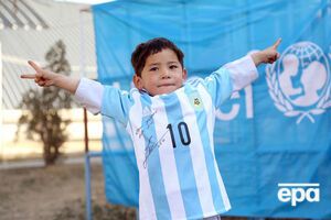 Маленький фанат Месси получил от него две настоящие футболки с автографами