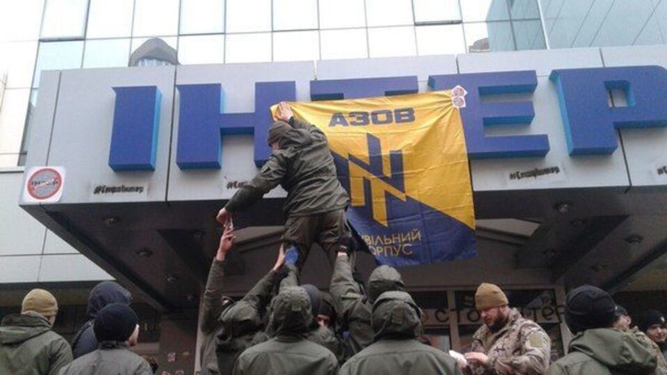 Активисты блокировали вход в здание, требуя встречи с руководством