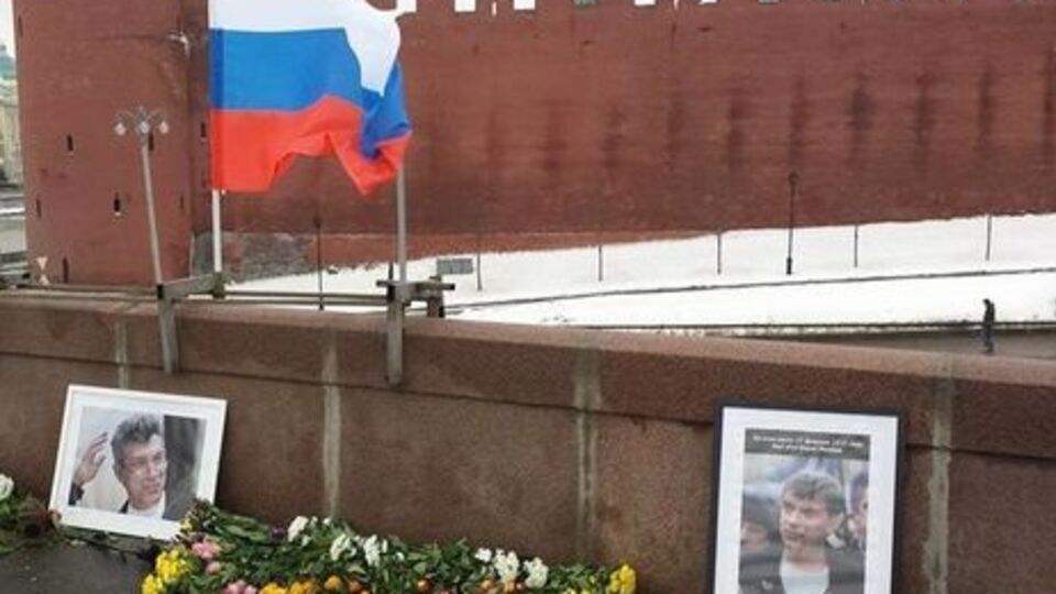 Депутаты отказались вставать в память о Немцове