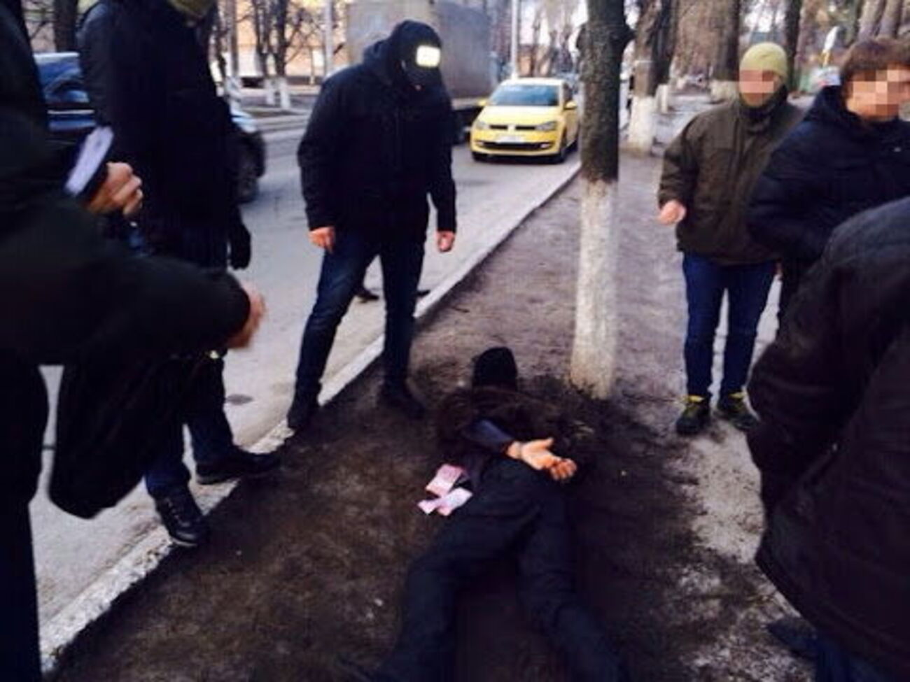 Сначала правоохранители задержали в городе посредника