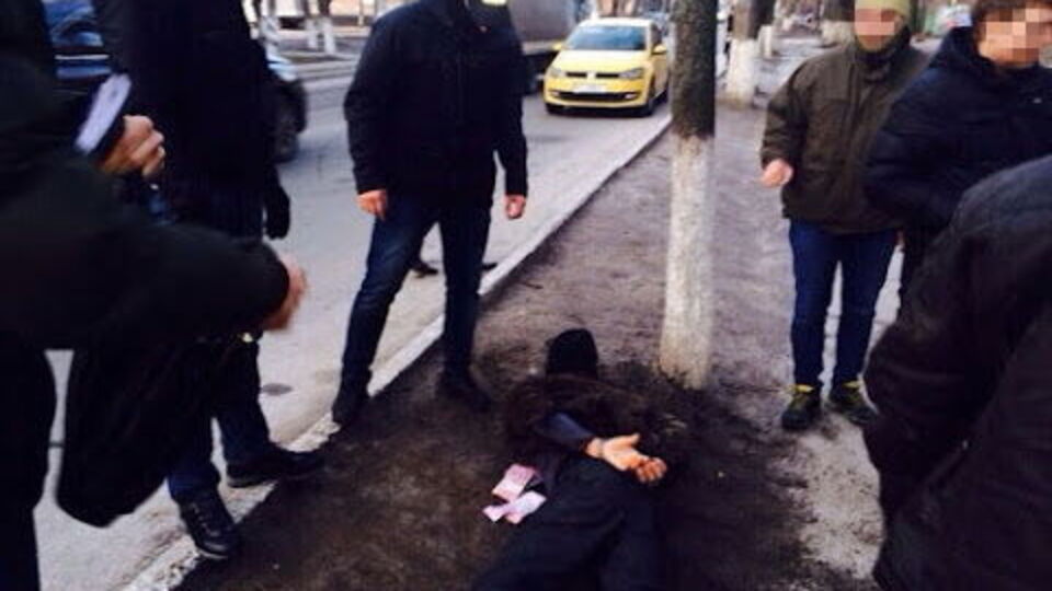 Сначала правоохранители задержали в городе посредника