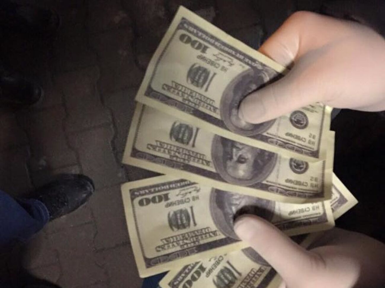 По данным Деканоидзе, злоумышленники требовали взятку в размере $1600