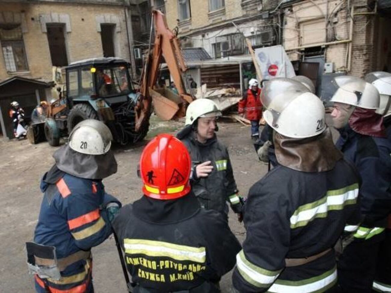 Спасатели круглосуточно разбирают завалы