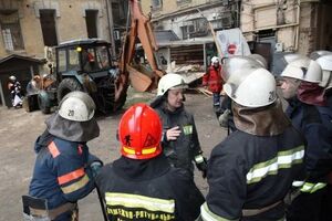 Спасатели круглосуточно разбирают завалы