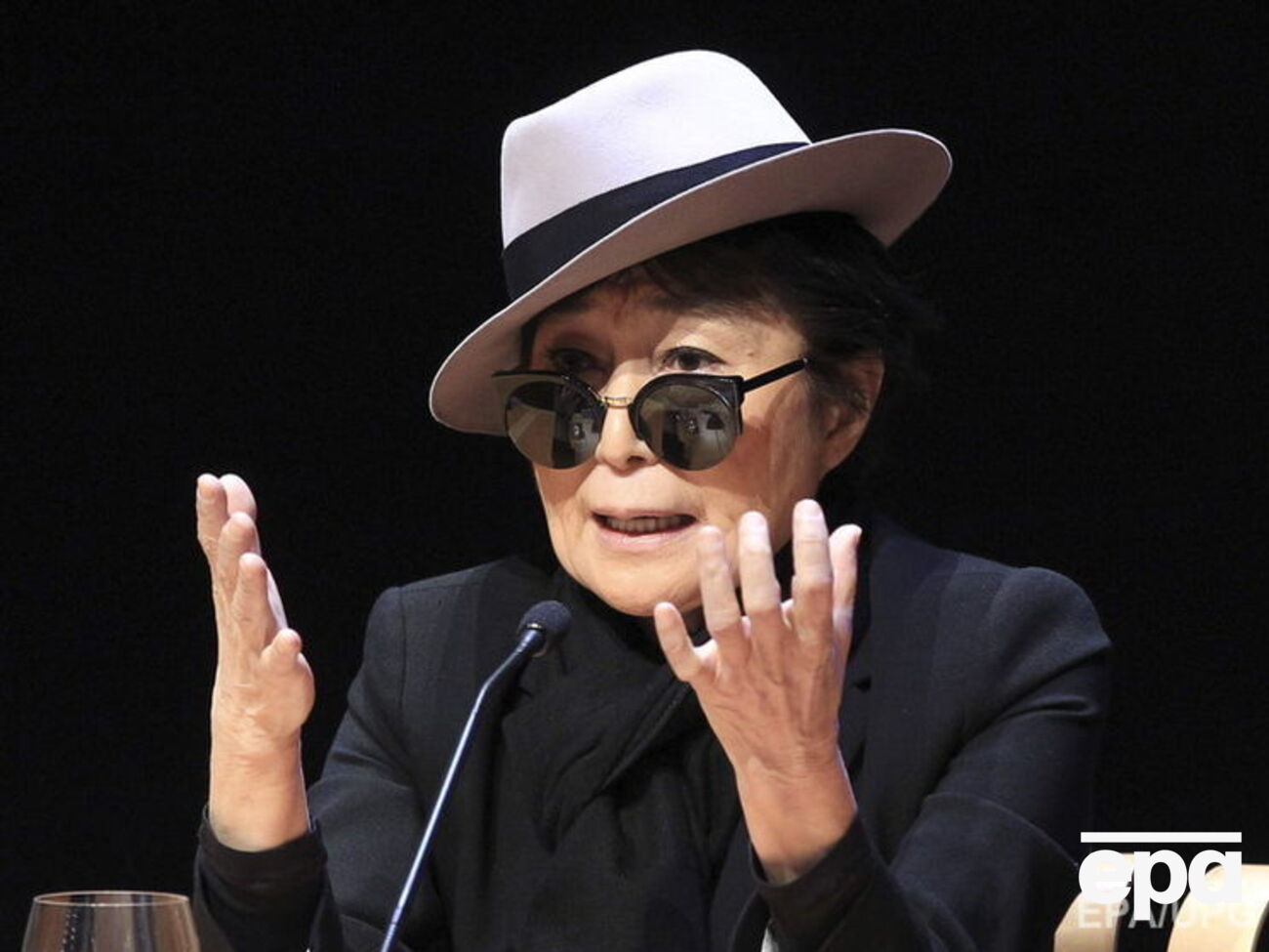 Ожидается, что сегодня Йоко Оно уже покинет больницу