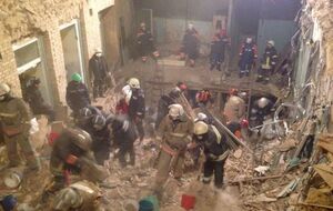 Спасатели продолжают работы в рухнувшем здании