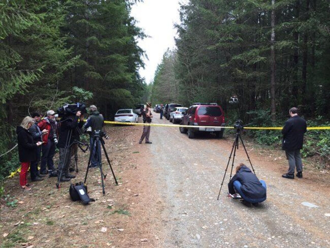 Американские журналисты на дороге, ведущей к дому погибшей семьи