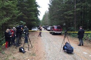 Американские журналисты на дороге, ведущей к дому погибшей семьи