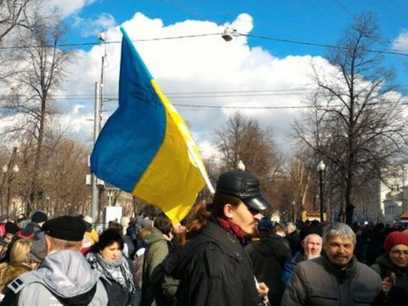 Флаг Украины на марше памяти Немцова