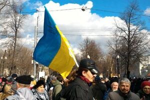 Флаг Украины на марше памяти Немцова
