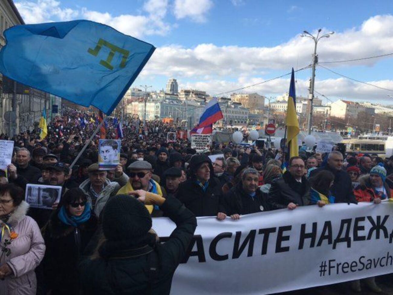 В Москве несколько сотен человек шли за баннером, на котором было написано: "Спасите Надежду Савченко!"