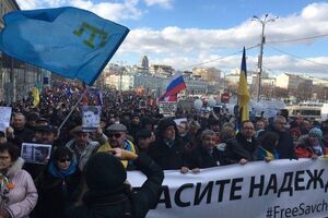 В Москве несколько сотен человек шли за баннером, на котором было написано: "Спасите Надежду Савченко!"