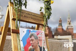 На месте гибели Бориса Немцова возлагают цветы