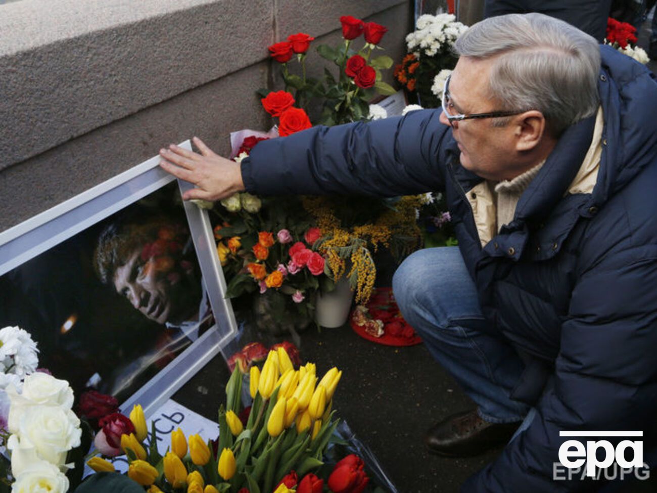 Михаил Касьянов возложил цветы к месту гибели Бориса Немцова на Большом Москворецком мосту