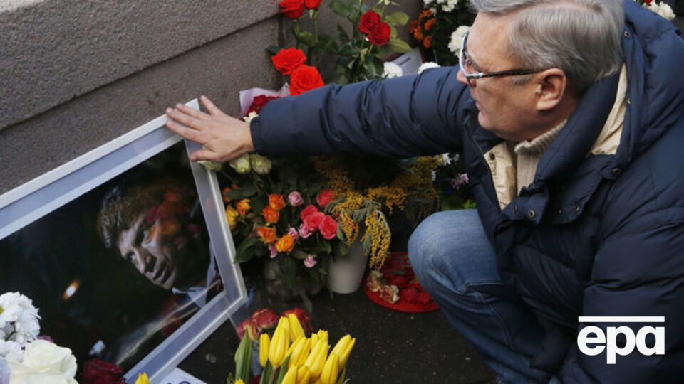 Михаил Касьянов возложил цветы к месту гибели Бориса Немцова на Большом Москворецком мосту