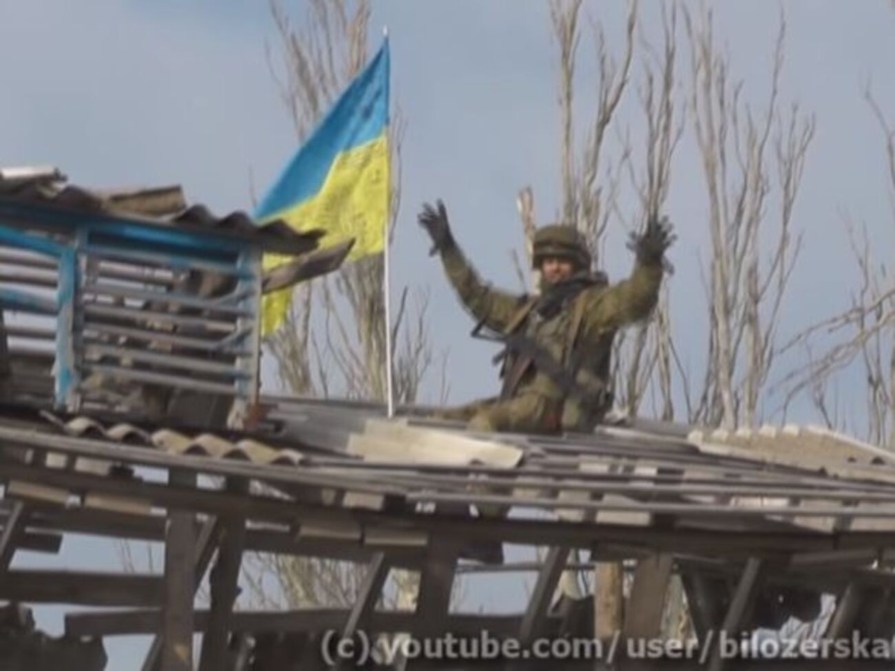 Установка украинского флага над школой в Широкино