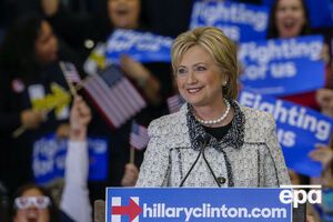 Клинтон празднует победу